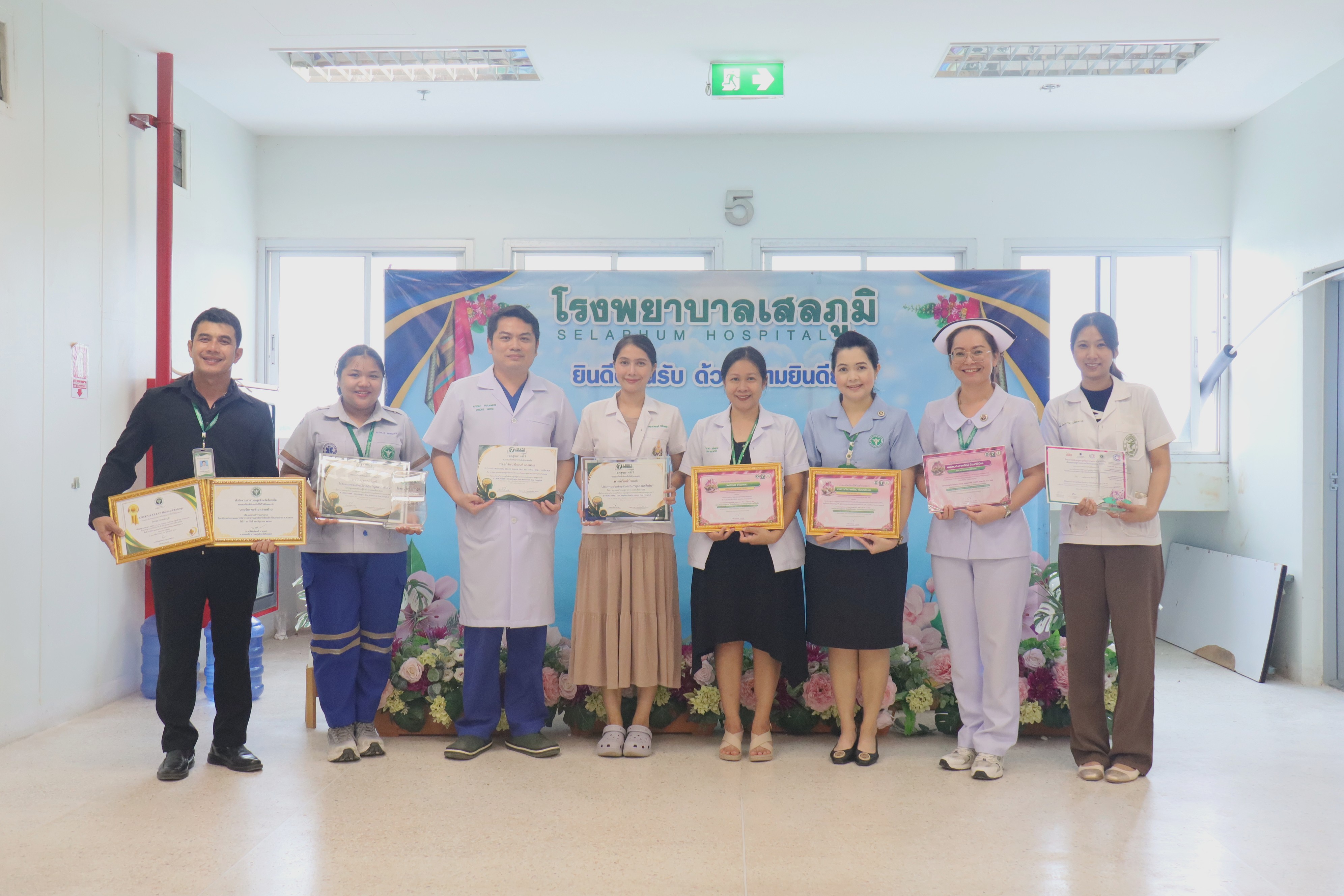ผู้อำนวยการ รพ. แสดงความยินดีกับบุคลากรที่เข้ารับรางวัลนำเสนอผลงานวิจัย