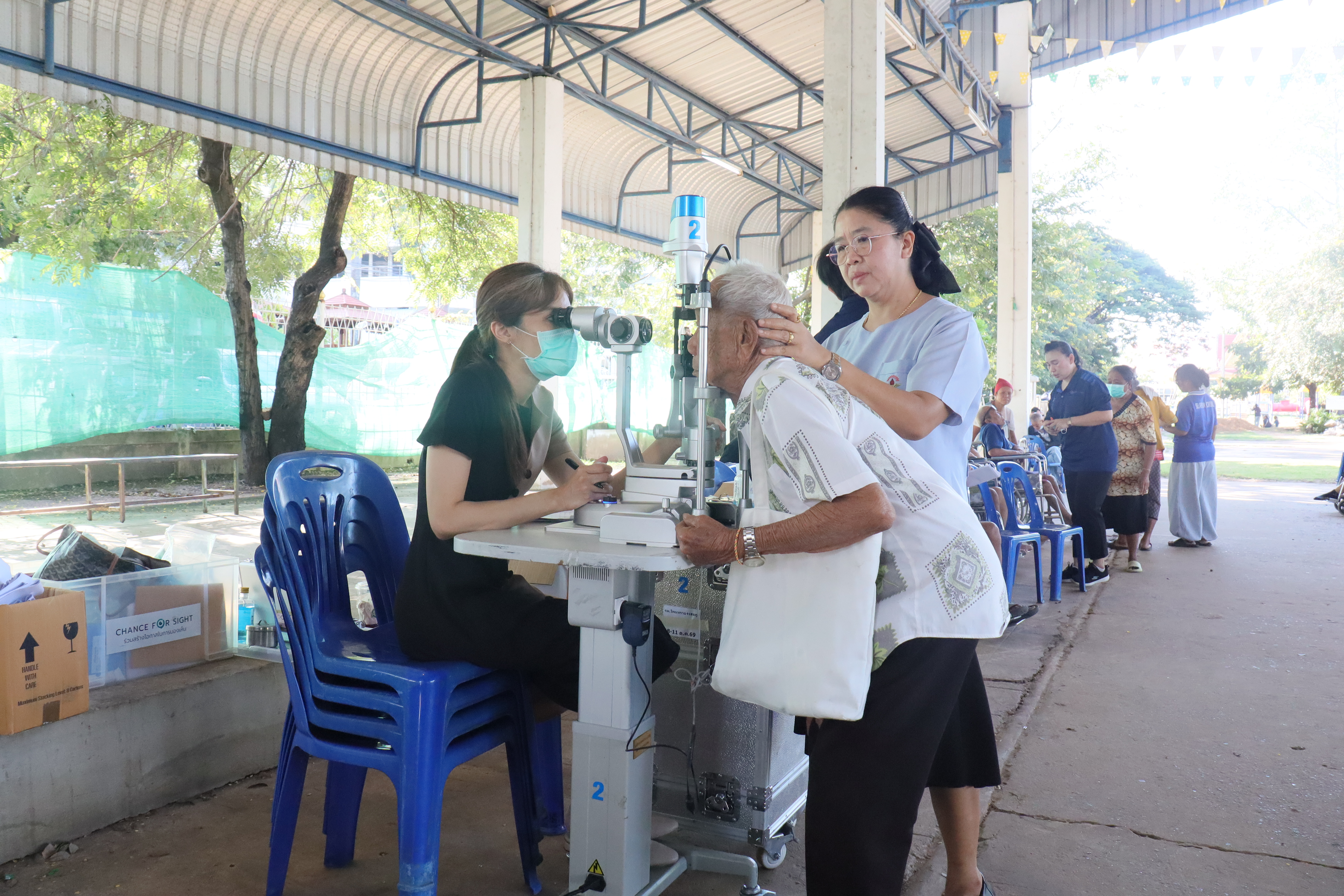 โรงพยาบาลเสลภูมิ ร่วมกับทีมจักษุแพทย์โรงพยาบาลบ้านแพ้ว ติดตามผลหลังผ่าตัดต้อกระจก 1 สัปดาห์